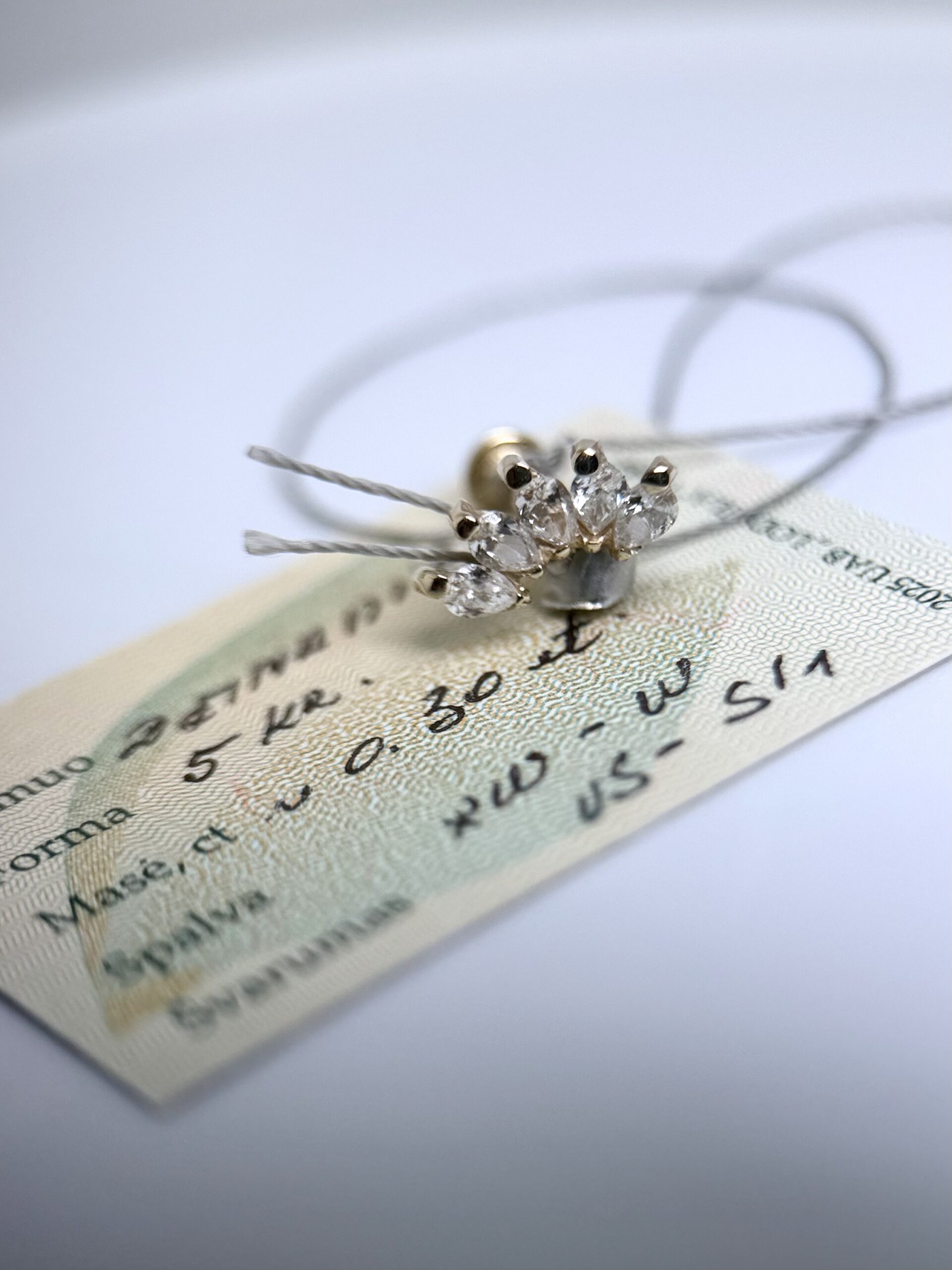 pirsingo auskaras su lašo formos deimantais