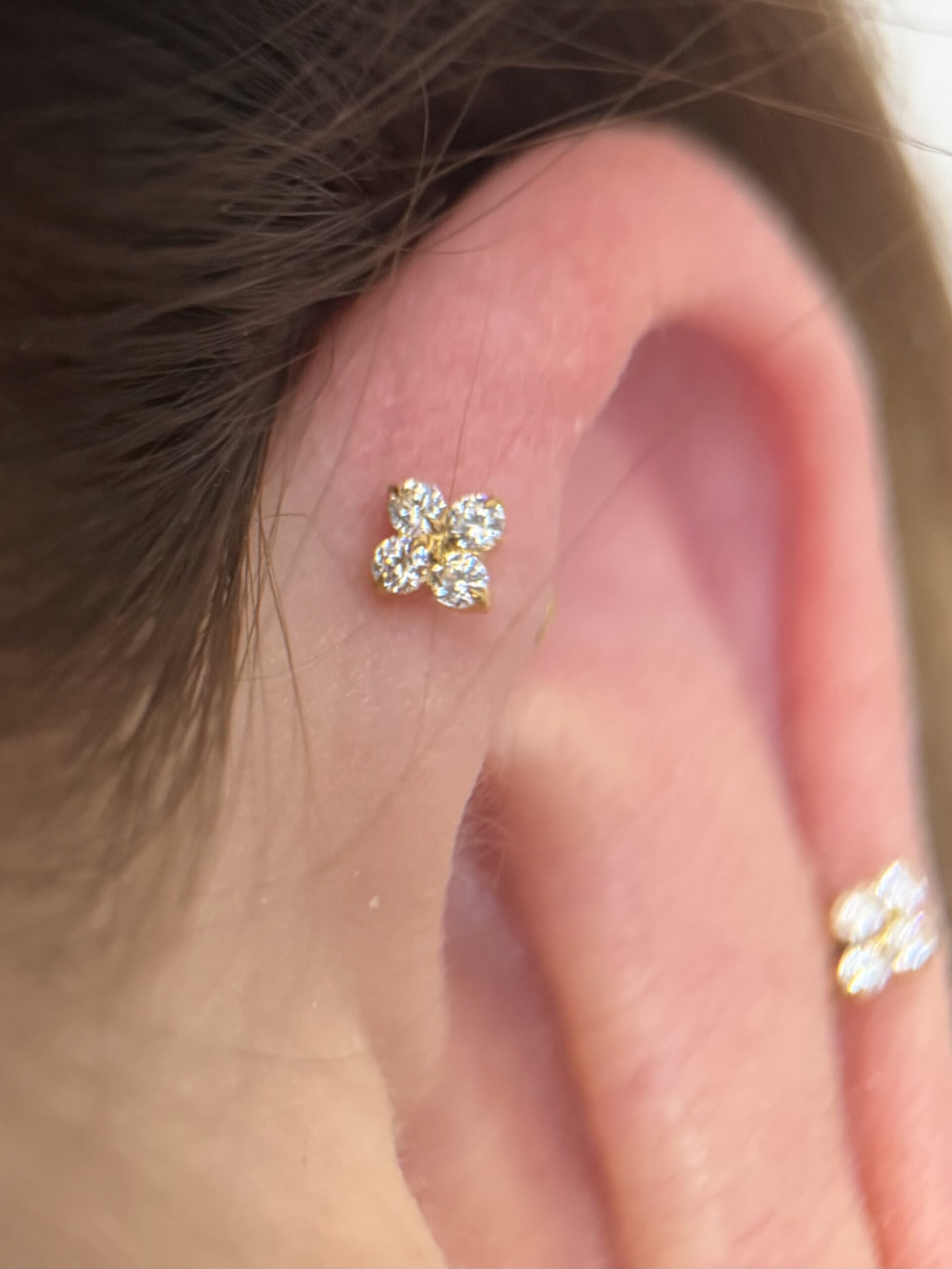 Auskarų vėrimas forward helix